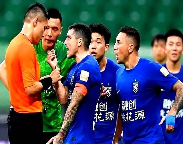 球迷疑虑球队阵容不稳定，期待转会窗口的简单介绍